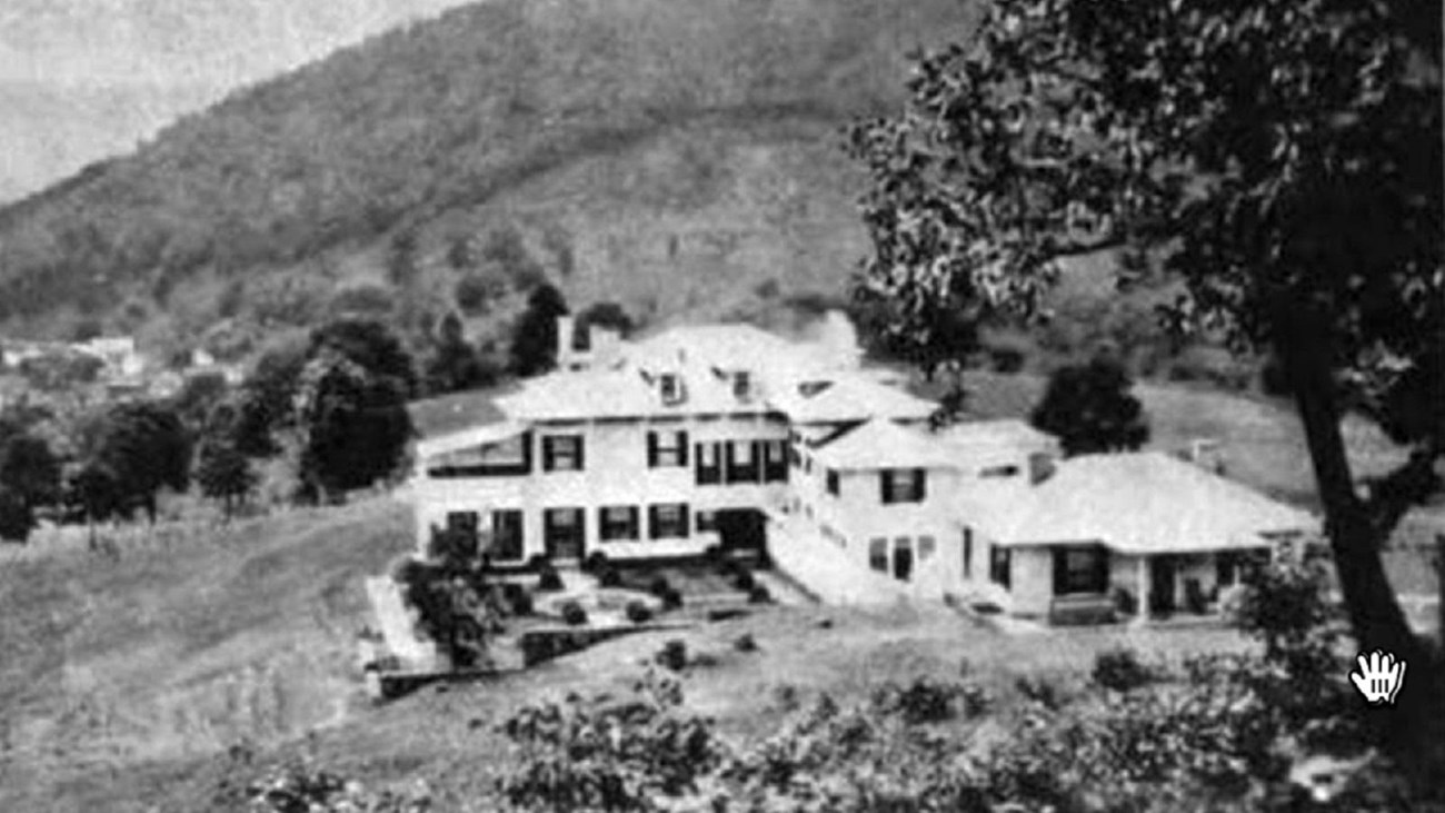 Black and white photo of house in the rural countryside. CC0