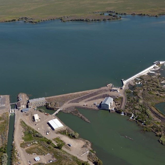 Split photo of a dam in the 1930s compared to modern day. 