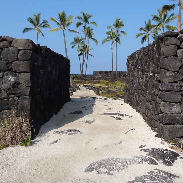 stone walls at Pu`uhonua O Hōnaunau