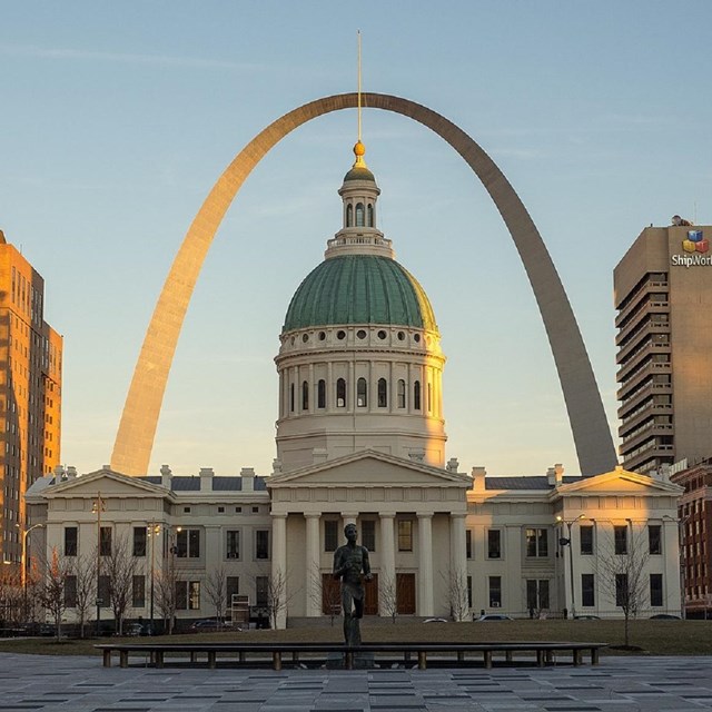 Courthouse with St. Louis arch in background.