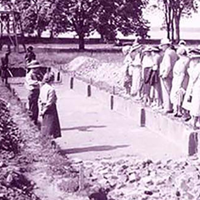 photo of Virginia Harrington and her husband JC lecturing crowds about archaeology