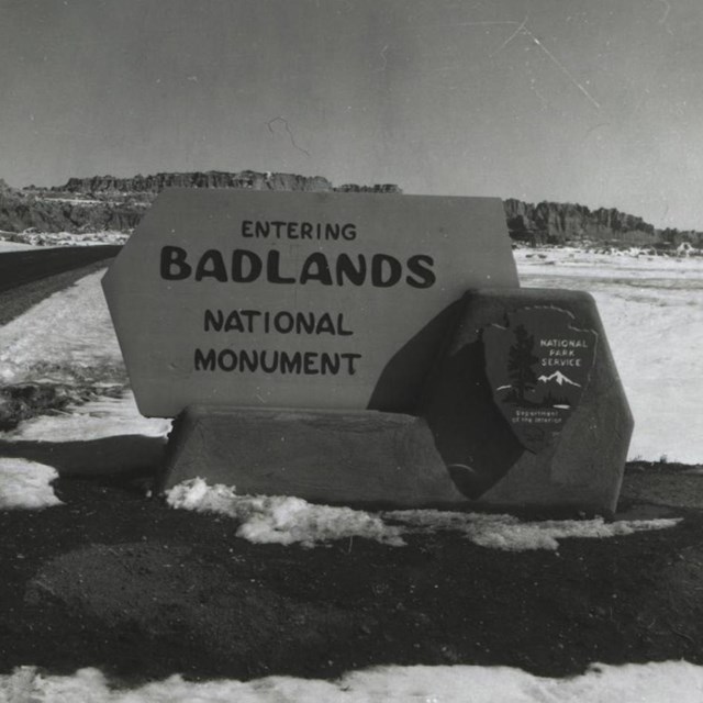 a historic black and white photo of the original park sign: 