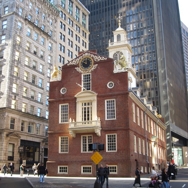 The brick building of the Old State House with a lion and unicorn figures on the top of the facade