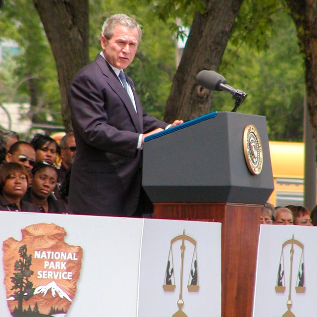 President George w. Bush speaks to a crowd