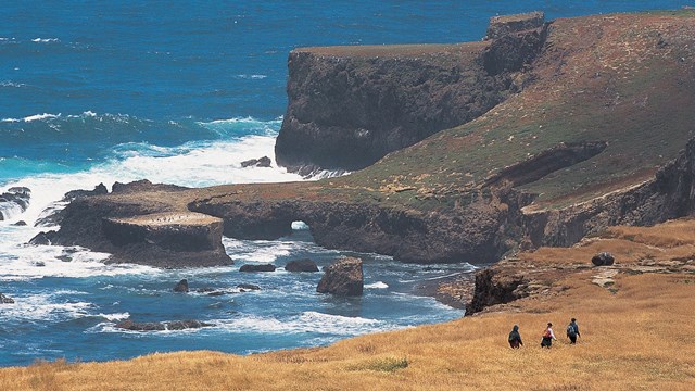 Visitors hiking along coastline. ©Tim Hauf, timhaufphotography.com