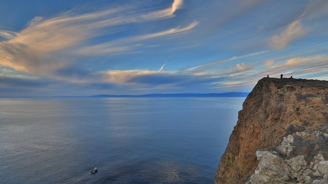 Steep bluff with visitors at sunset. ©Tim Hauf, timhaufphotography.com