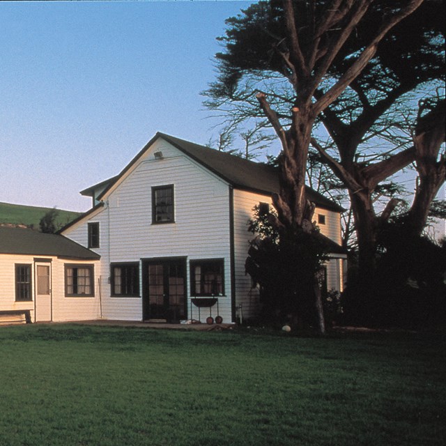 White ranch house with trees. ©Tim Hauf, timhaufphotography.com