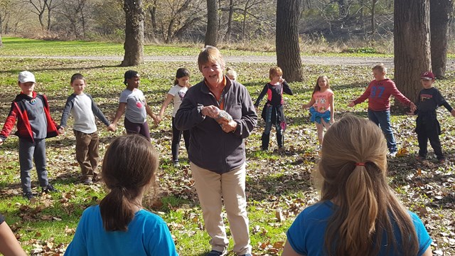 Canal Teacher and Students learn about trees