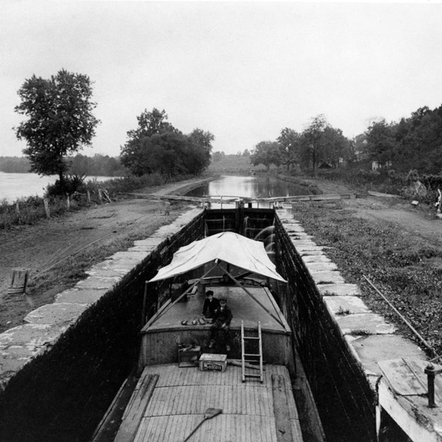 Navigates to a page with more information about C&O Canal Lift Locks.