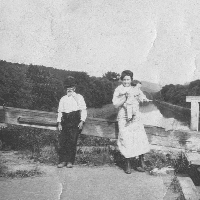 Navigates to page with more information about C&O Canal Lockkeepers 