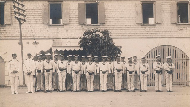 Historic photo of the crew of the ship Valkyrien in front of the Scale House, 1916-1917.