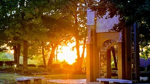 link to a walking tour that narrates the story of desegregation at Central High School NHS 