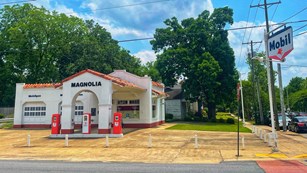 The Magnolia Mobil service station, one of the bases of operations for the media in 1957.