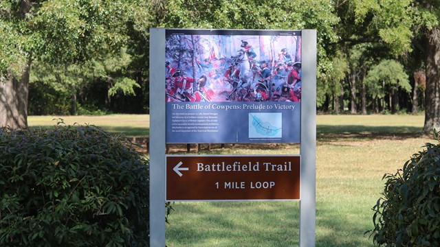Sign of indicating Battlefield Trail is one mile in length 