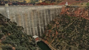Large dam connecting two cliffaces over a river
