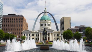 Fountains with courthouse and Gateway Arch in background