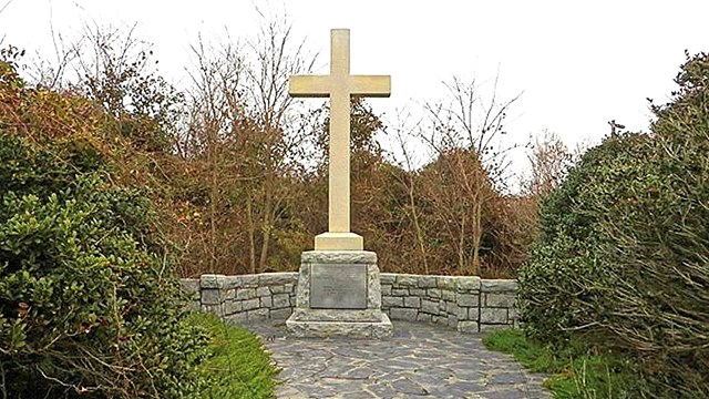 Statue of a cross on a small plaza