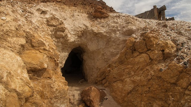 10,000 abandoned mines