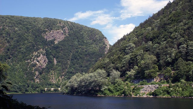 The Delaware Water Gap with Mount Tammany (left) and Mount Minsi (right) 