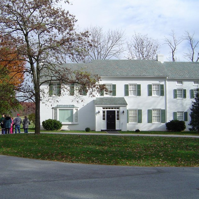 Photo of a tour group outside of the Eisenhower home.