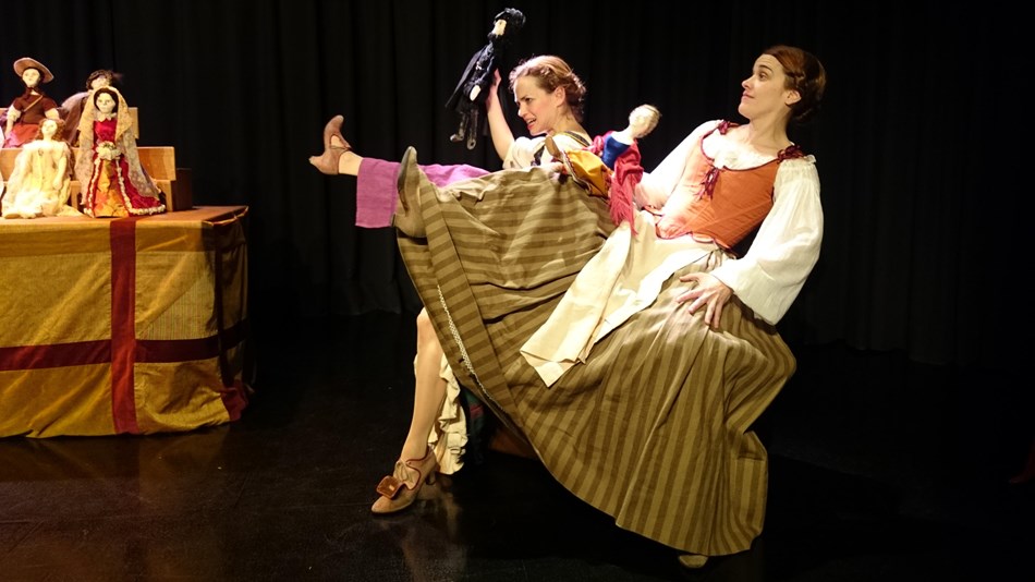 actrices en escena vistidas en trajes de la época del Siglo de Oro de España
