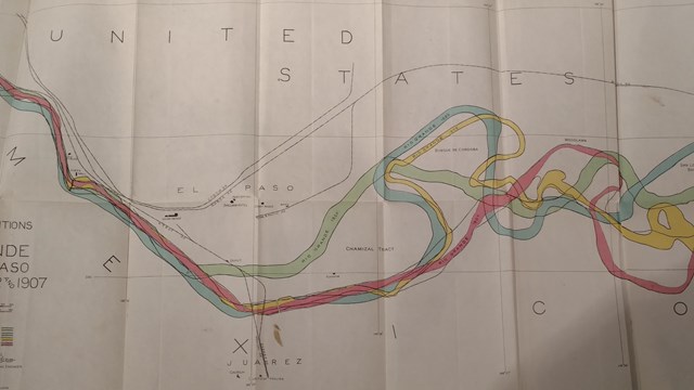 Varios cursos diferentes de un río están indicados en un mapa de color.