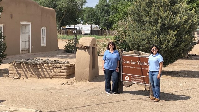 imagen de dos mujeres posando frente a la casa san ysidro