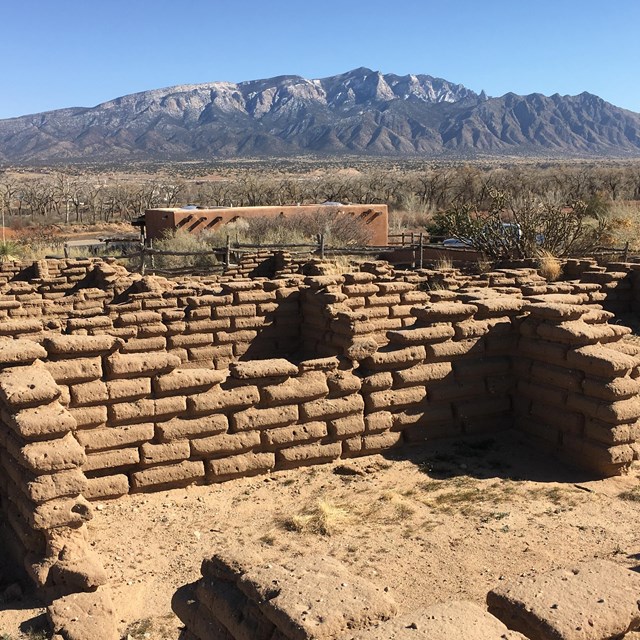 ruinas de paredes de ladrillos y piedras