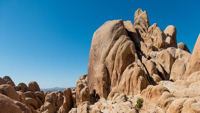 Rocas monolitas contra un cielo azul.