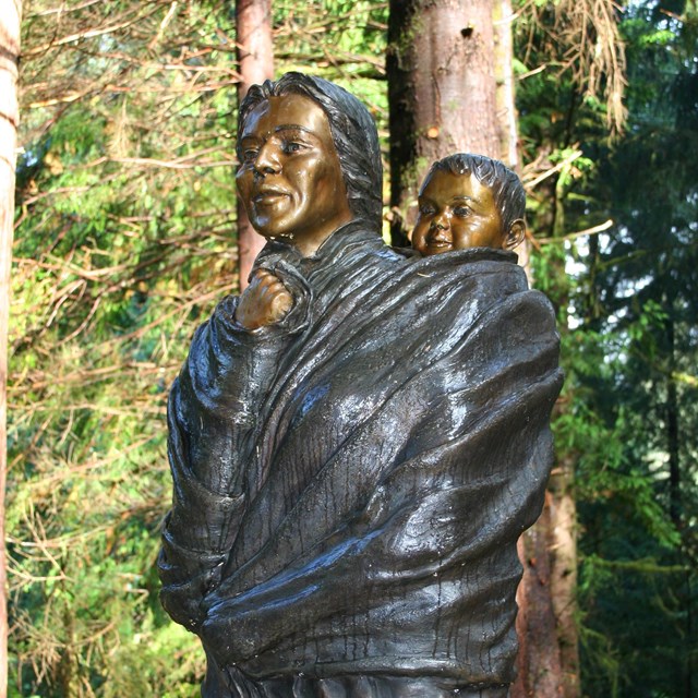 Estatua de Sacagawea y su hijo.