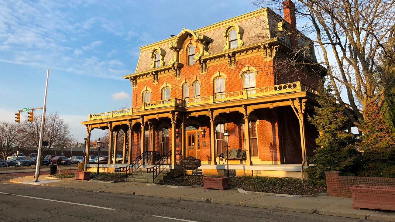 The outside of the Saxton House. 