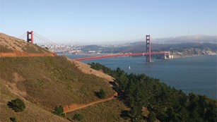 Golden Gate Bridge spanning a wide bay 