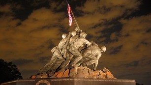 U.S. Marine Corps War Memorial statue of 6 Marines raising a U.S. flag