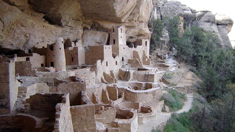 Ruins of an ancestral Puebloan residence on a cliff side