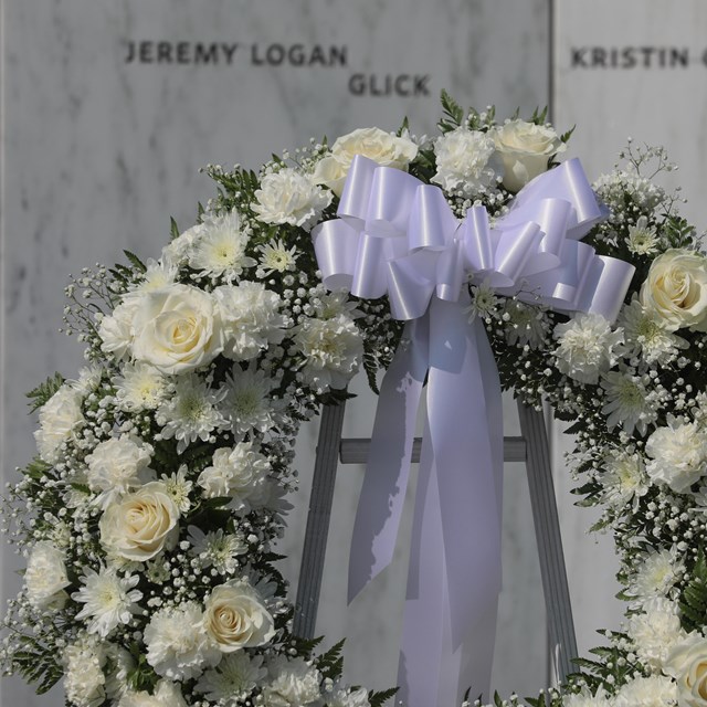 A white flower wreath 