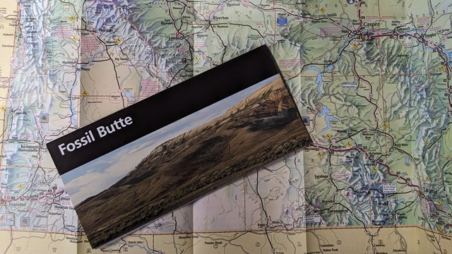 A Fossil Butte map with a picture of the butte on top of a map of Wyoming.