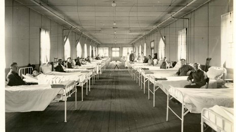 A WWI picture of soldiers, doctors, and nurses at Fort McHenry General Hospital #2.