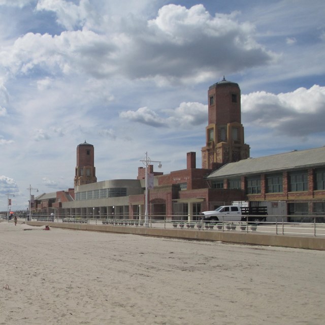 Photo of Riis Park bathhouse