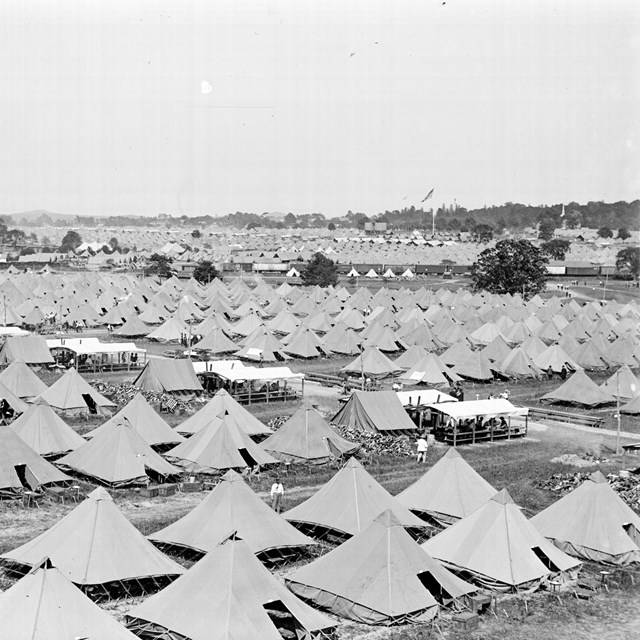 A black and white photo from above hundreds of tents at the 1913 Battle of Gettysburg reunion.
