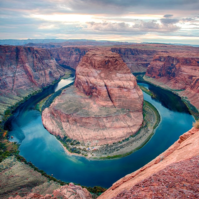 River makes 270 degree bend around sandstone escarpment