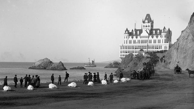 People lining road from Ocean Beach to Cliff House