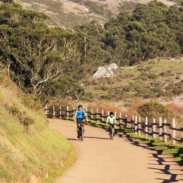 Two people biking up a Tennesse Valley trail 