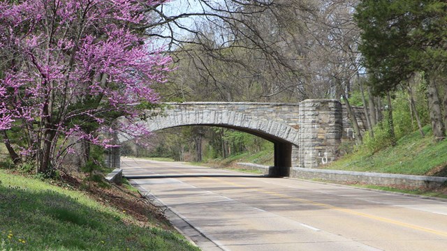 George Washington Memorial Parkway travel lanes and bridge