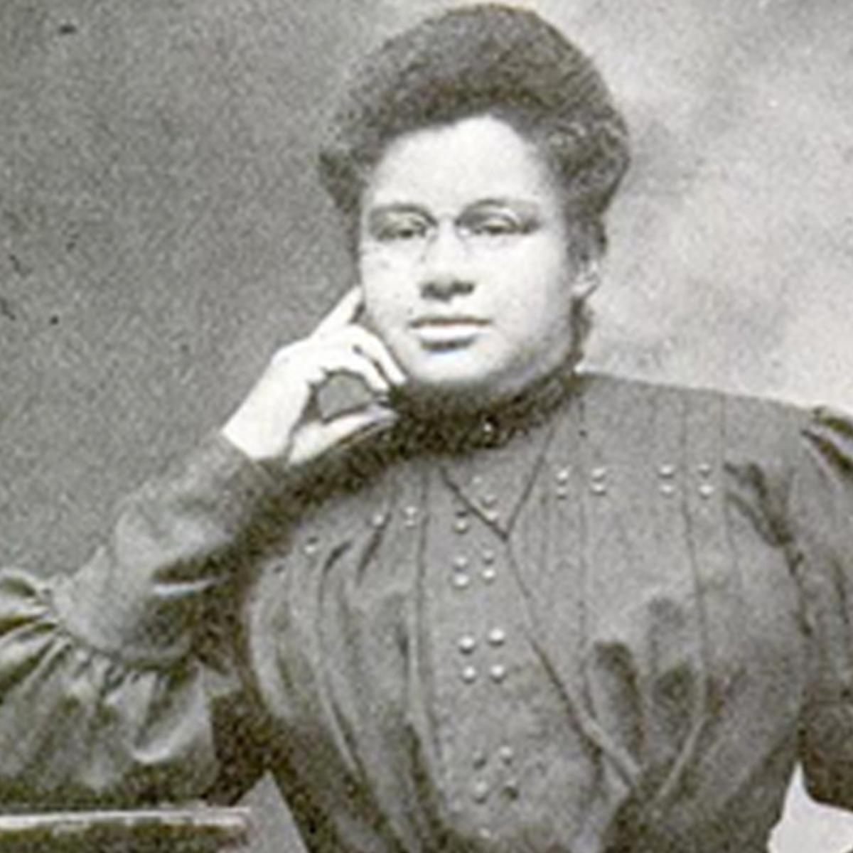 African American women, named Ida, her left hand is on her chin and her right hand is on her chin.