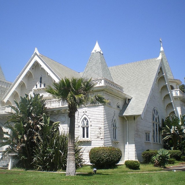 White church with several spires, surrounded by palm trees. By Los Angeles, CC BY-SA 3.0