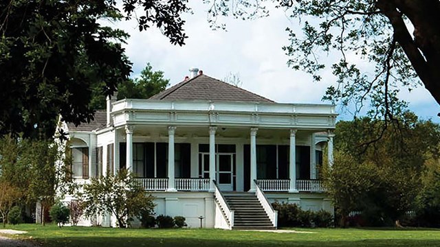 historic plantation home in Louisiana