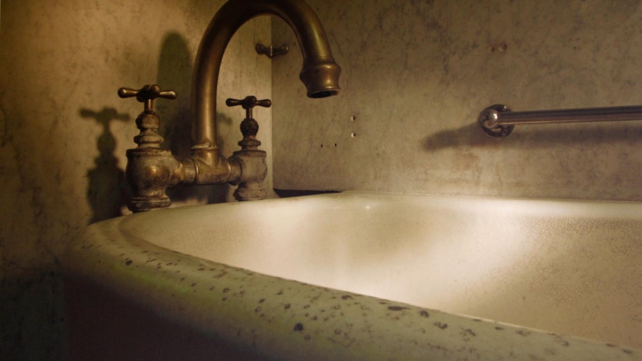 Sepia toned photograph of a historic bathtub in the Fordyce Bathhouse.
