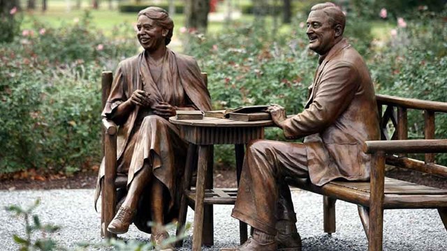 Statue of Eleanor and Franklin Roosevelt seated at a table