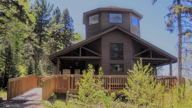 The Windigo Visitor viewing the front entrance ramp and porch.