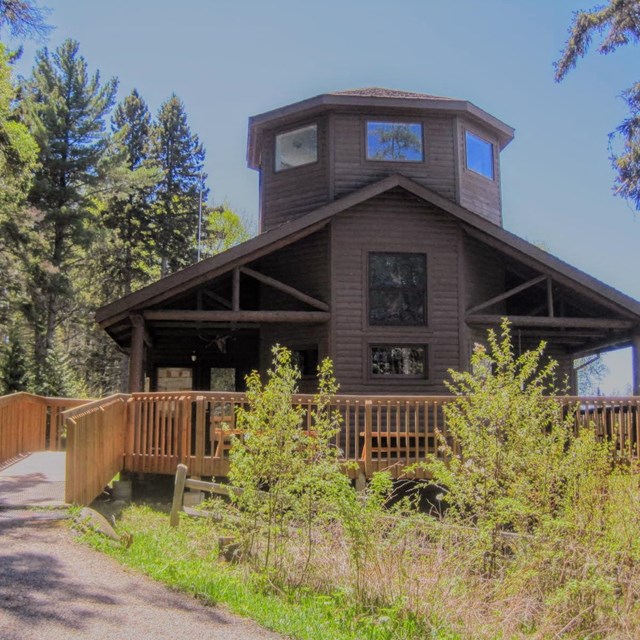 The Windigo Visitor viewing the front entrance ramp and porch.